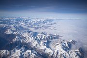 Alpy lemující italsko-francouzskou hranici, na obzoru se rýsuje masiv Mont Blancu.