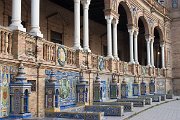 Náměstí Plaza de España bylo vybudováno v roce 1929 v art deco stylu s neomaurskými prvky. Pod podloubím jsou ztvárněny kachličkové portréty jednotlivých španělských provincií.