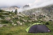 Kousek pod ní je i pěkná kamenná chata Refugio de los Ibones de Bachimaña, nám je však nejlépe v našem stanu. Tento den byl poměrně vydatný zejména kvůli náročnému sestupu.