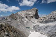 Nad jezírkem Lago Helado se tyčí krásný vrchol Pico Cilindro (3 328 m n. m.) s ukázkovou vrásou.