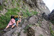 Ovšem do údolí vedou dvě cesty. Buď dlouhou oklikou a po asfaltu (využívají davy turistů), a nebo přímou, leč velmi strmou trasou, která je místy lezecká (ale bez řetězů) a hlavně se po ní pozpátku a s plnou polní leze opravdu obtížně. Na 2,5 km trasy jsme naklesali 1000 výškových metrů a dalo nám to fakt zabrat!